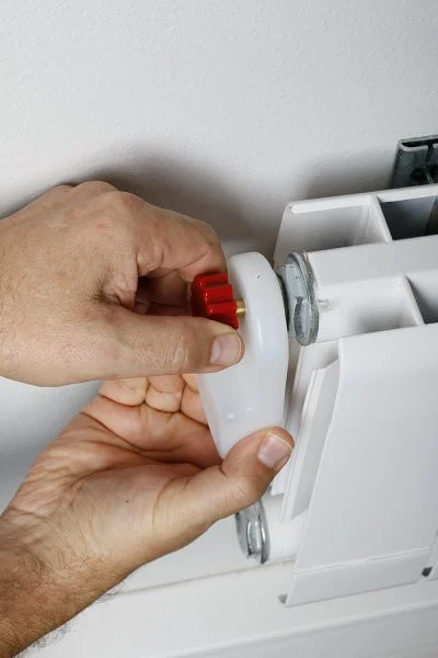 Ključ za radijatore - ispuštanje vazduha sa posudom LEVIOR - Slika 3